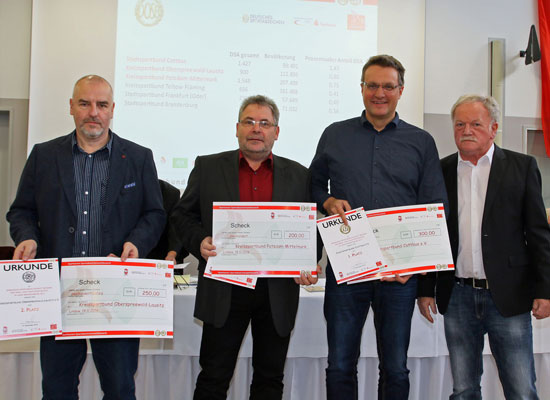 LSB-Präsident Wolfgang Neubert überreichte Olaf Wernicke (SSB Cottbus), Michael Grunwald (KSB Potsdam-Mittelmark) und Holger Mudrick (KSB Oberspreewald-Lausitz/v.r.) die Siegerschecks.