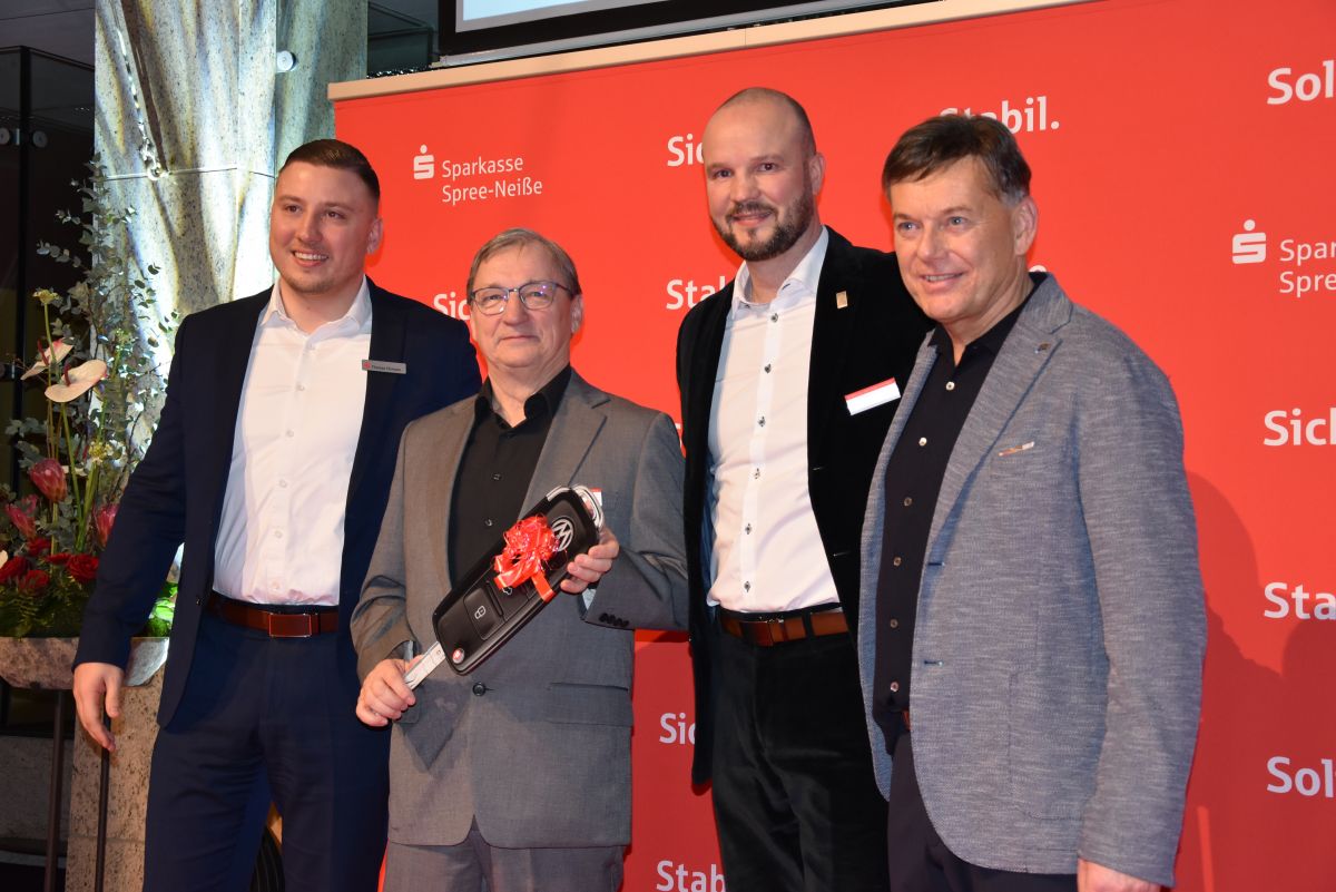 Sparkasse Spree-Neiße unterstützt Cottbuser Sportfamilie mit VW Bus ...