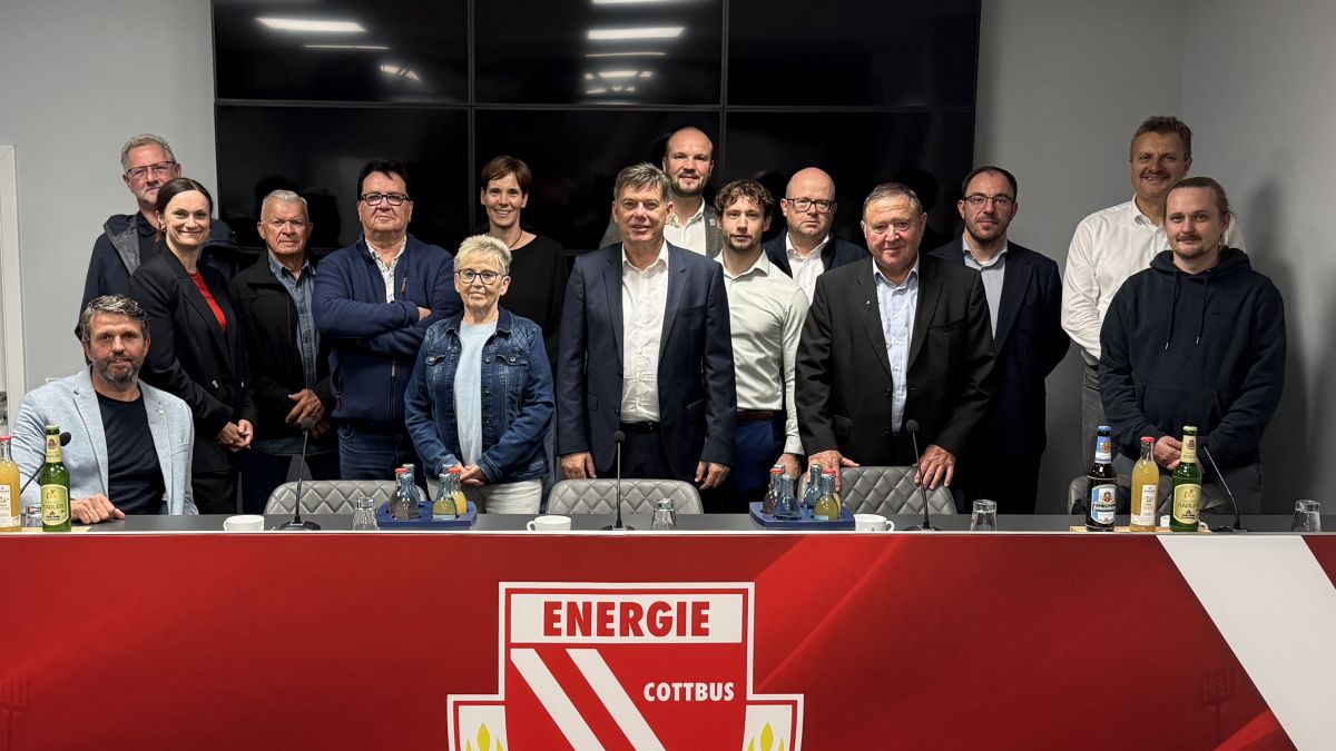 Mitglieder und Gäste der DOG beim gemeinsamen Erinnerungsfoto im Presseraum des FC Energie Cottbus